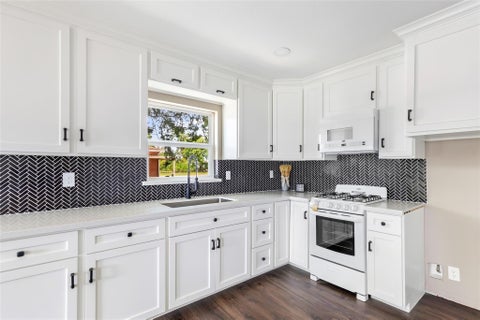 Photo of 301 S Magnolia Street, Highlands, TX 77562 (MLS # 73929269)