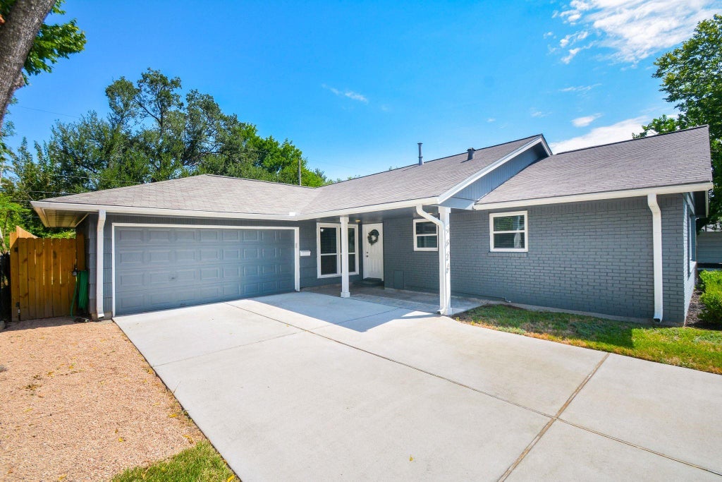 Photo of 7926 Ridgeview Drive, Houston, TX 77055 (MLS # 34738325)