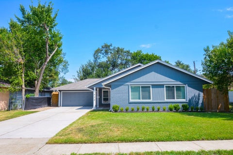 Photo of 7926 Ridgeview Drive, Houston, TX 77055 (MLS # 34738325)