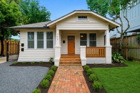 Photo of 742 E 12th Street, Houston, TX 77008 (MLS # 20874375)