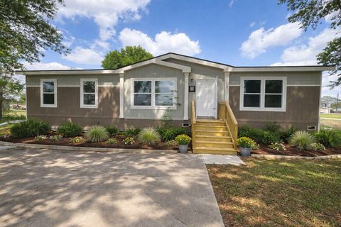 Photo of 119 S 8th Street, Beasley, TX 77417 (MLS # 14356374)