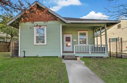 Photo of 207 Northwood Street, Houston, TX 77009 (MLS # 12995336)
