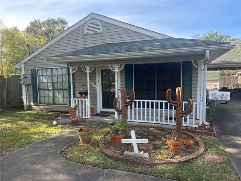 Photo of 906 Montrose Street, Port Neches, TX 77651 (MLS # 98043901)