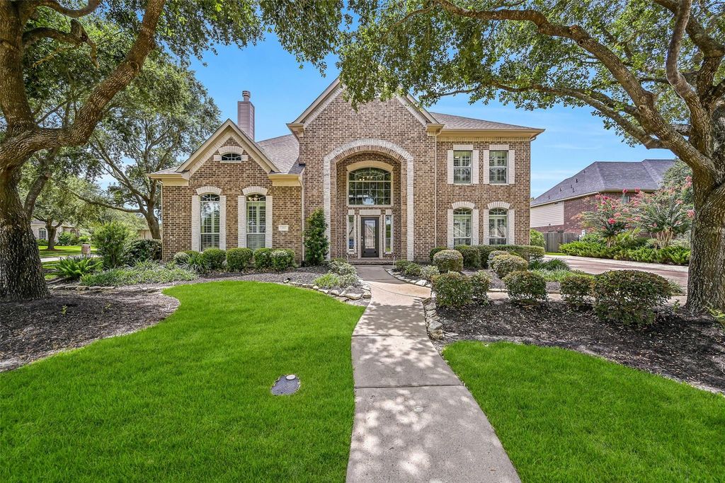 Photo of 212 Falcon Lake Circle, Friendswood, TX 77546 (MLS # 11119466)