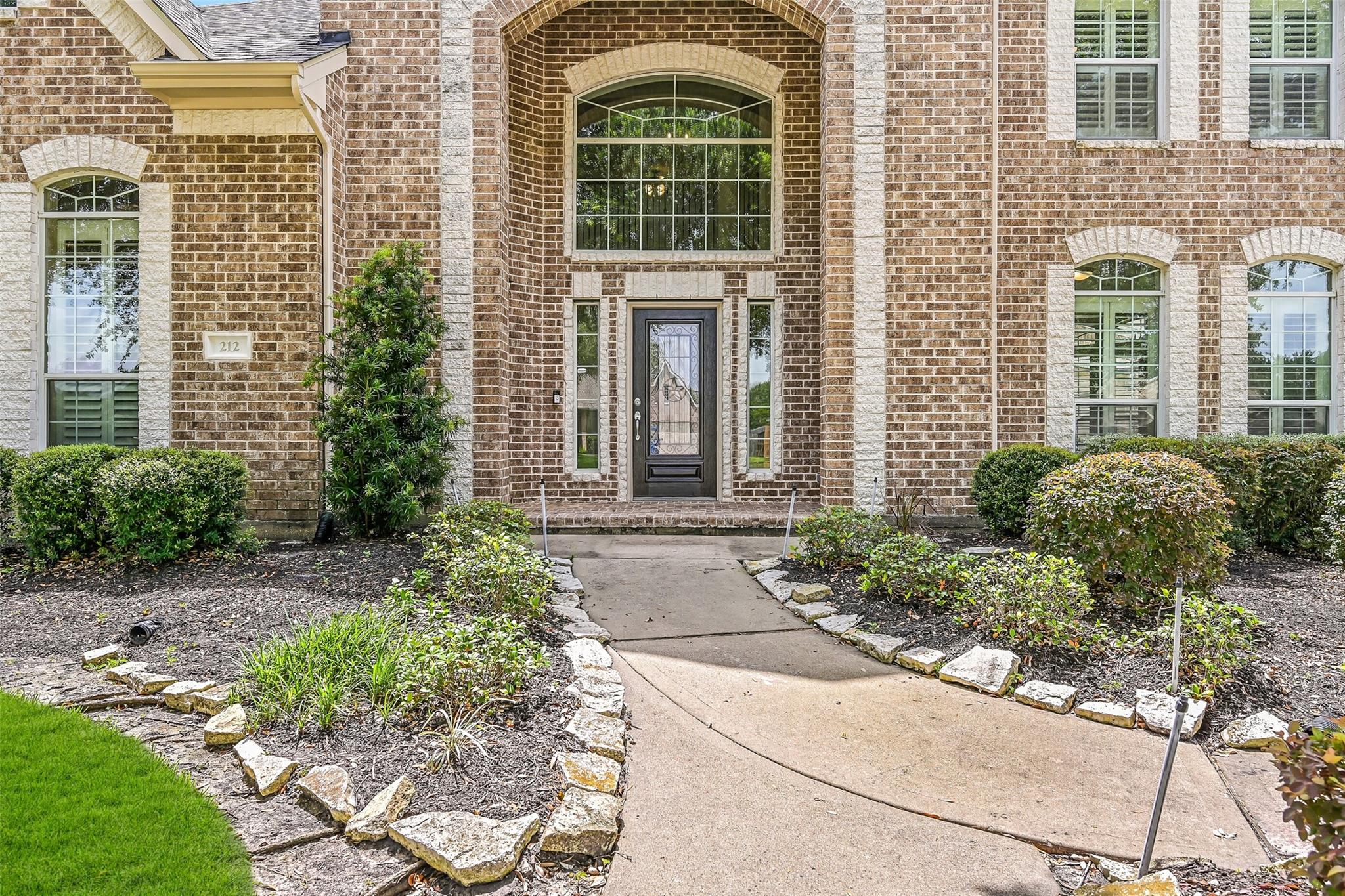 212 Falcon Lake Circle