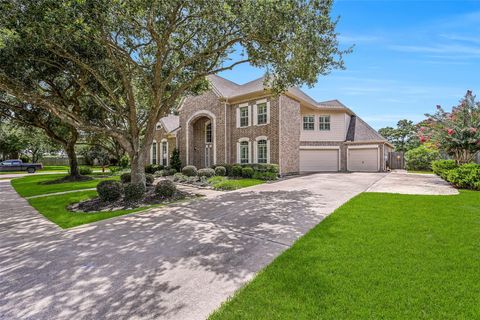 Photo of 212 Falcon Lake Circle, Friendswood, TX 77546 (MLS # 11119466)