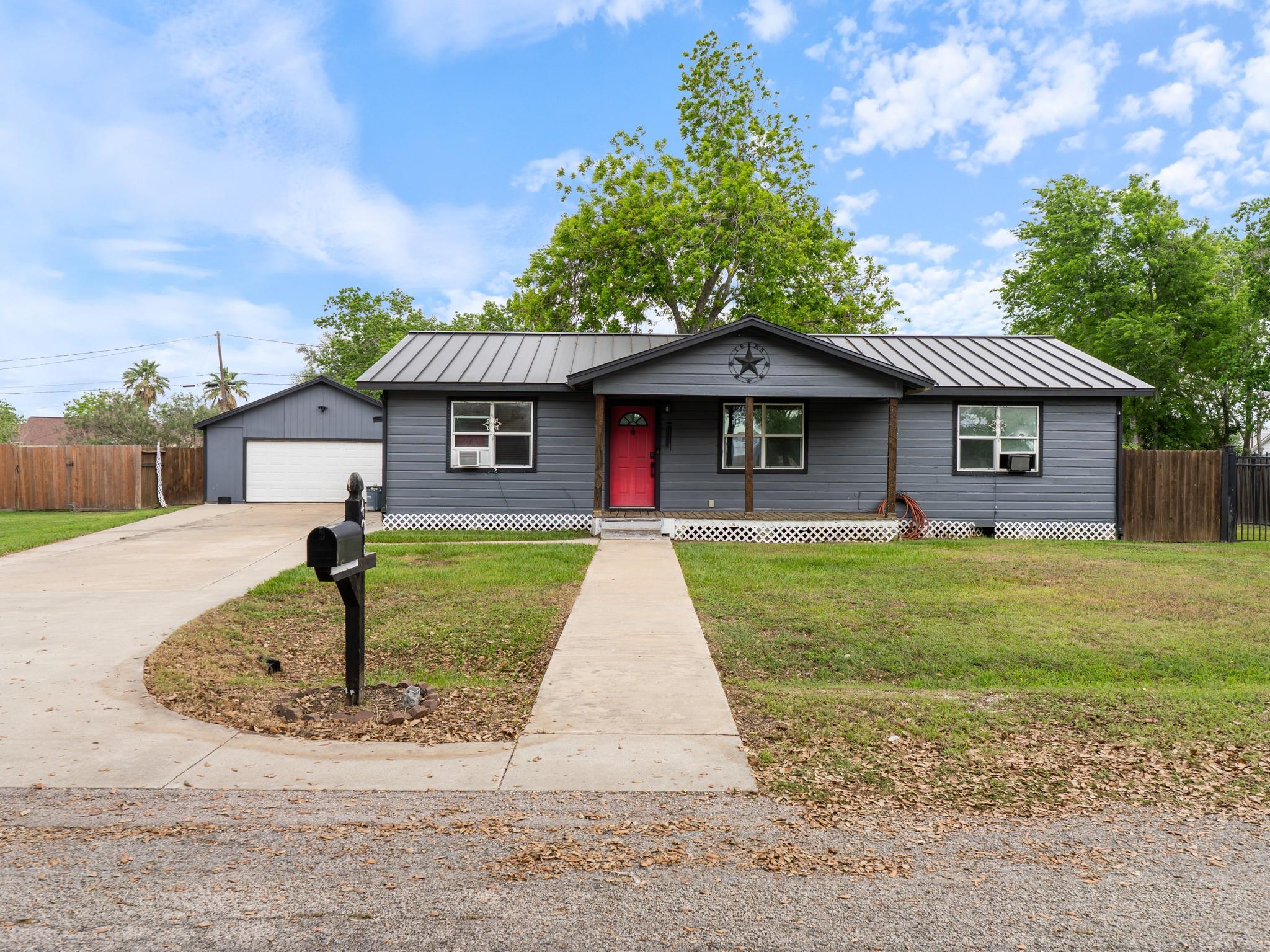 404 E Elizabeth Avenue