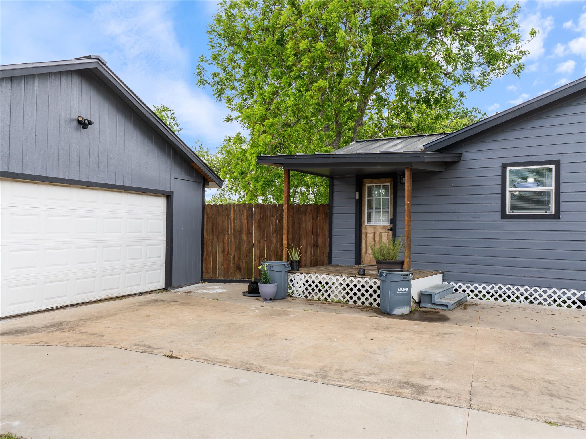 404 E Elizabeth Avenue