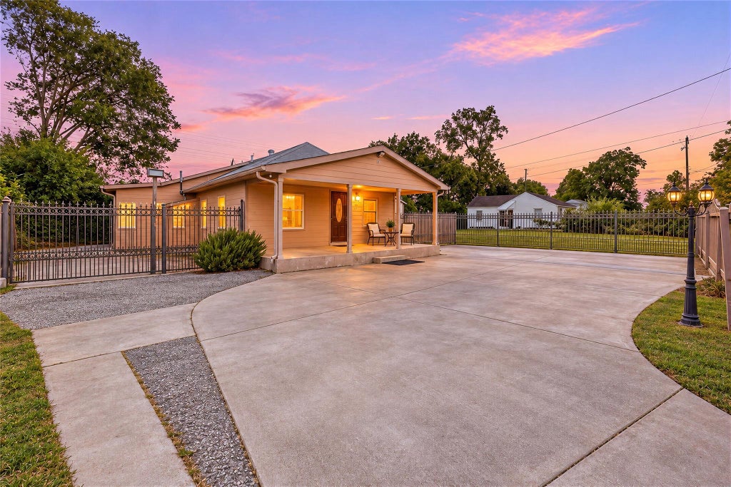 Photo of 2610 Lynnfield Street, Houston, TX 77093 (MLS # 76119576)