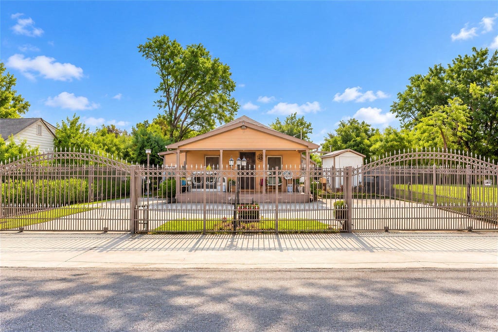 Photo of 2610 Lynnfield Street, Houston, TX 77093 (MLS # 76119576)