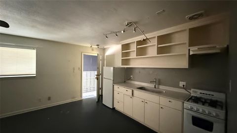 Photo of 219 West Alabama St #32, Houston, TX 77006 (MLS # 89521556)