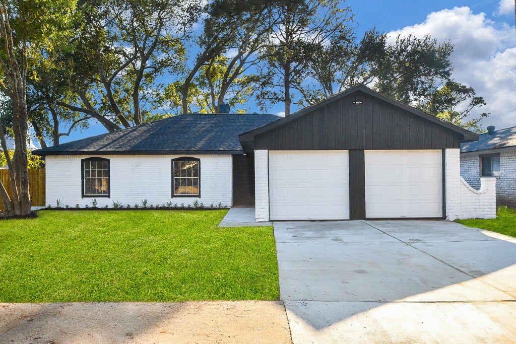 Photo of 16118 Bougainvilla Lane, Friendswood, TX 77546 (MLS # 86281091)