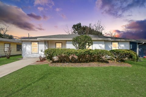 Photo of 5639 Westover Street, Houston, TX 77033 (MLS # 7128938)