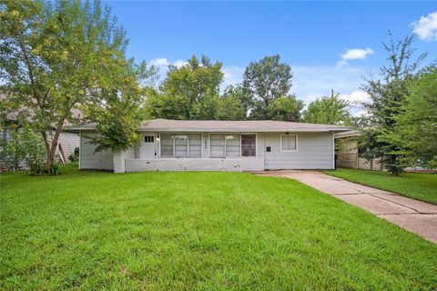 Photo of 5822 Glenhurst Drive, Houston, TX 77033 (MLS # 54799483) Photo of 5822 Glenhurst Drive, Houston, TX 77033 (MLS # 54799483)