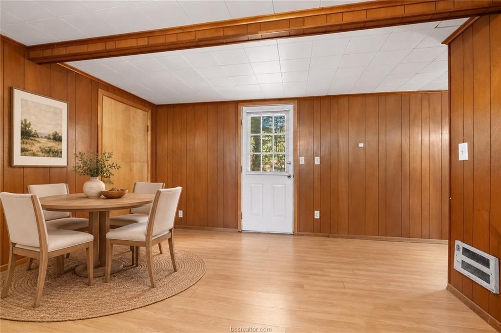 16 Hickory Hollow