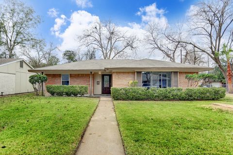 Photo of 12318 Atwell Drive, Houston, TX 77035 (MLS # 85795075)