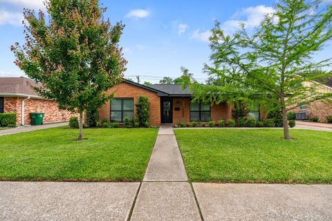 Photo of 2314 Droxford Drive, Houston, TX 77008 (MLS # 67010806)
