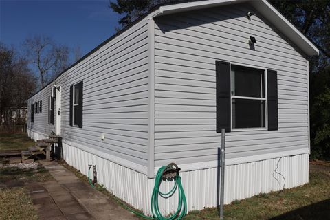 Photo of 132 Kiowa Court, Rosharon, TX 77583 (MLS # 55743196)