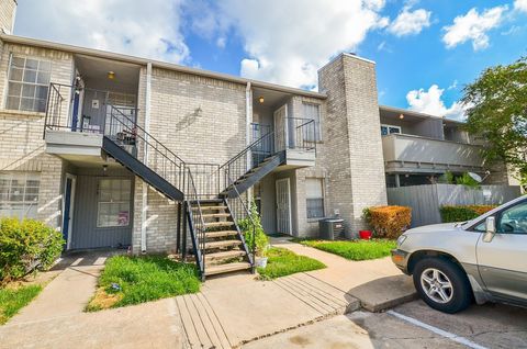 Photo of 9700 Leawood Boulevard #702, Houston, TX 77099 (MLS # 35366175)