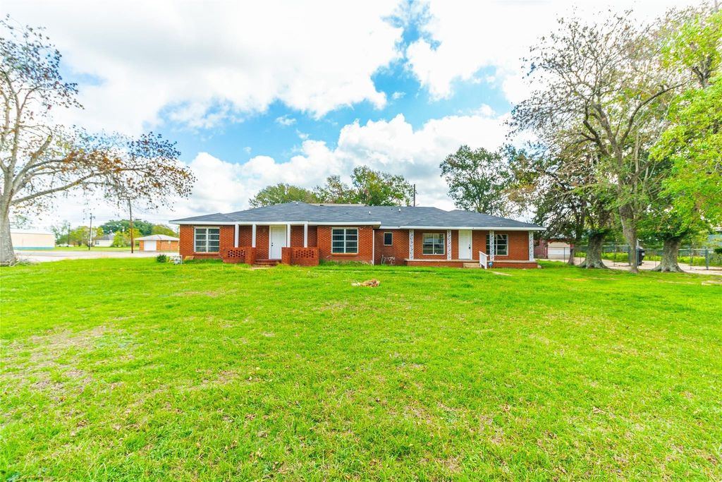 Photo of 1106 5th Street, Hempstead, TX 77445 (MLS # 41602296)