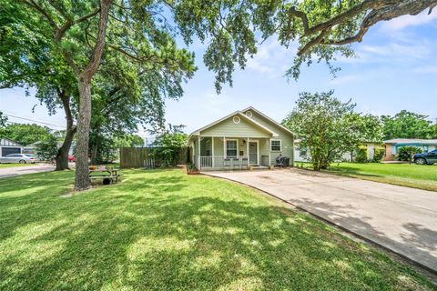 Photo of 1501 1st Avenue N, Texas City, TX 77590 (MLS # 84557864)