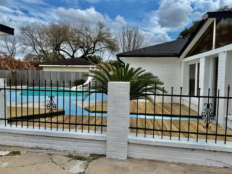 Tiny photo for 12834 Glenwolde Drive, Houston, TX 77099 (MLS # 42688114)