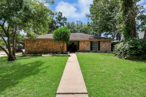 Homes For Sale - 6010 Black Gum Drive<br/> Houston, TX 77092