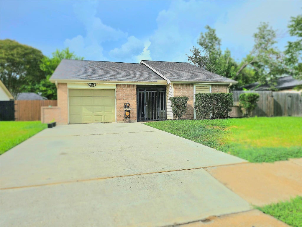 Photo of 14018 Panhandle Drive, Sugar Land, TX 77498 (MLS # 85459694)