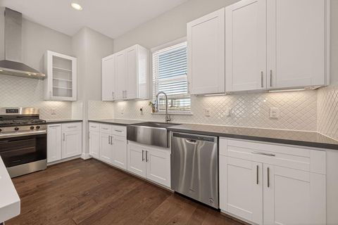 Tiny photo for 2010 Saint Charles Street, Houston, TX 77003 (MLS # 62594782)