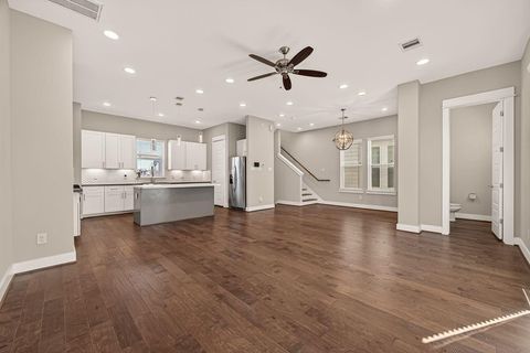 Tiny photo for 2010 Saint Charles Street, Houston, TX 77003 (MLS # 62594782)