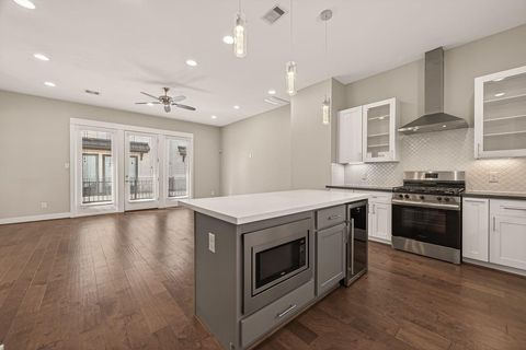 Tiny photo for 2010 Saint Charles Street, Houston, TX 77003 (MLS # 62594782)