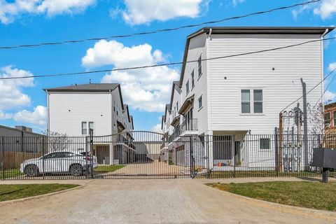 Tiny photo for 2010 Saint Charles Street, Houston, TX 77003 (MLS # 62594782)