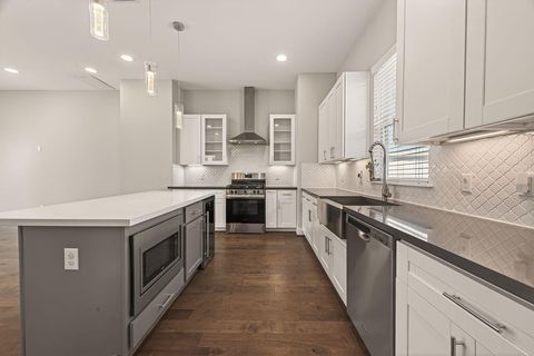 Tiny photo for 2010 Saint Charles Street, Houston, TX 77003 (MLS # 62594782)