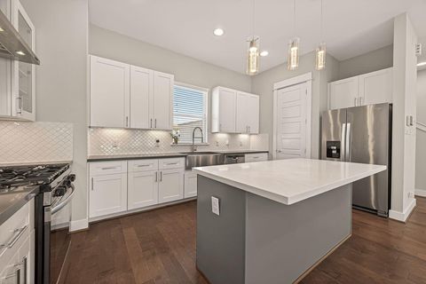 Tiny photo for 2010 Saint Charles Street, Houston, TX 77003 (MLS # 62594782)