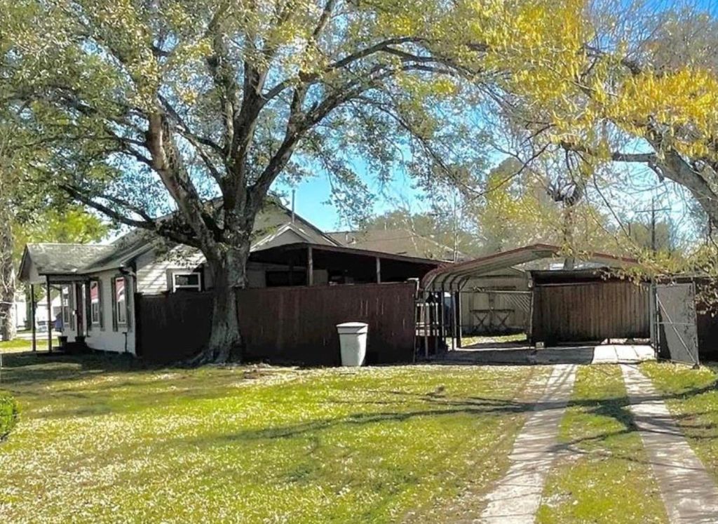 Photo of 5220 E Parkway Drive, Beaumont, TX 77705 (MLS # 92521733)