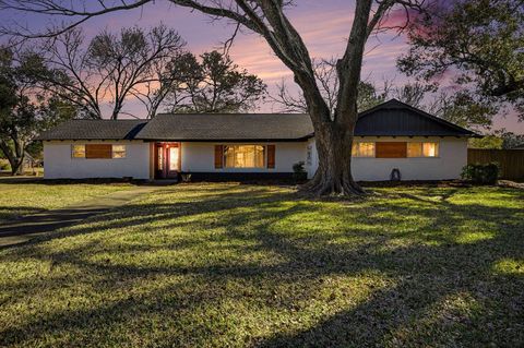 Tiny photo for 101 W Larkspur Drive, Hillcrest Village, TX 77511 (MLS # 38824874)