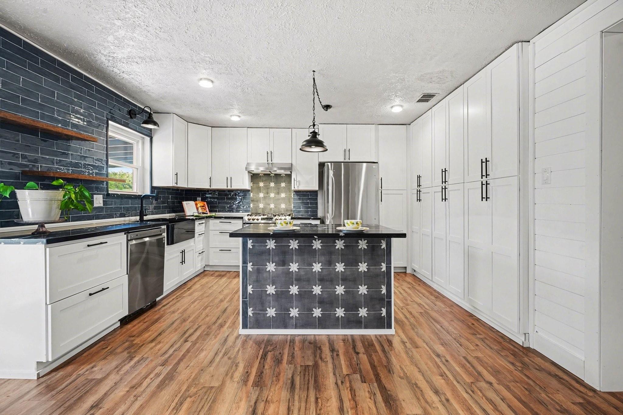 101 W Larkspur Drive