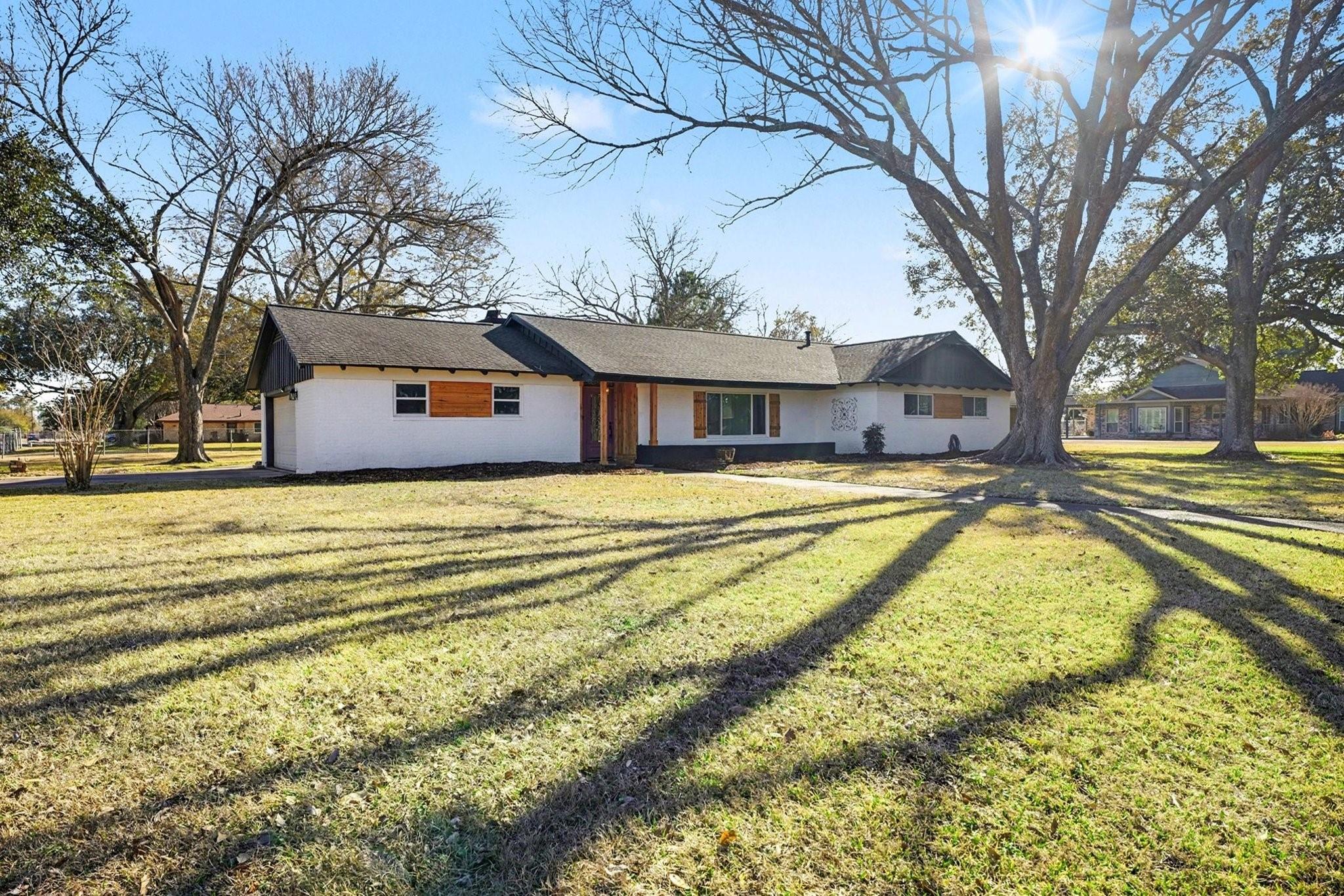 101 W Larkspur Drive