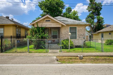 Photo of 427 N Milby Street, Houston, TX 77003 (MLS # 15390052)