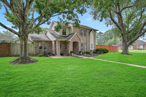 Photo of 1018 Londonderry Avenue, Friendswood, TX 77546 (MLS # 72939554)