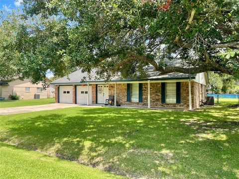 Photo of 63 Ivy Court, Jones Creek, TX 77541 (MLS # 34013970)