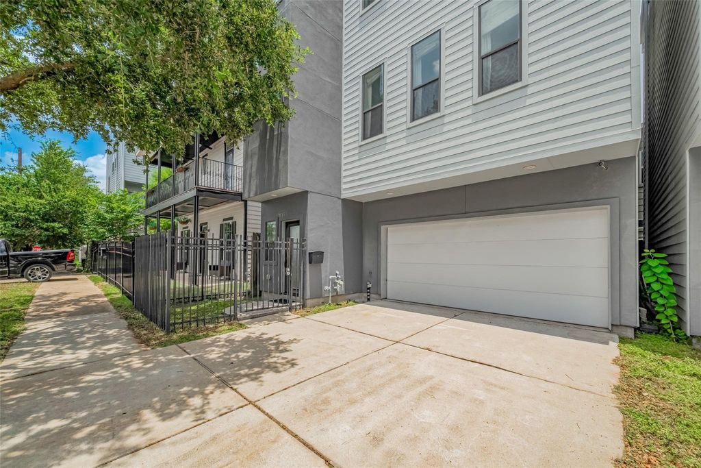 Photo of 2115 Hadley Street, Houston, TX 77003 (MLS # 92565611)