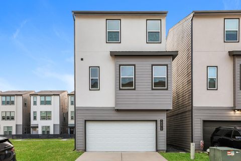 Photo of 18519 Centro Row, Shenandoah, TX 77385 (MLS # 25011471)