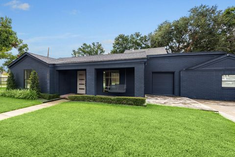 Photo of 1402 W 14th Street, Houston, TX 77008 (MLS # 432095)