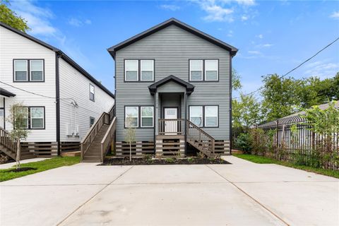 Photo of 1321 E 35th Street, Houston, TX 77022 (MLS # 18484630)