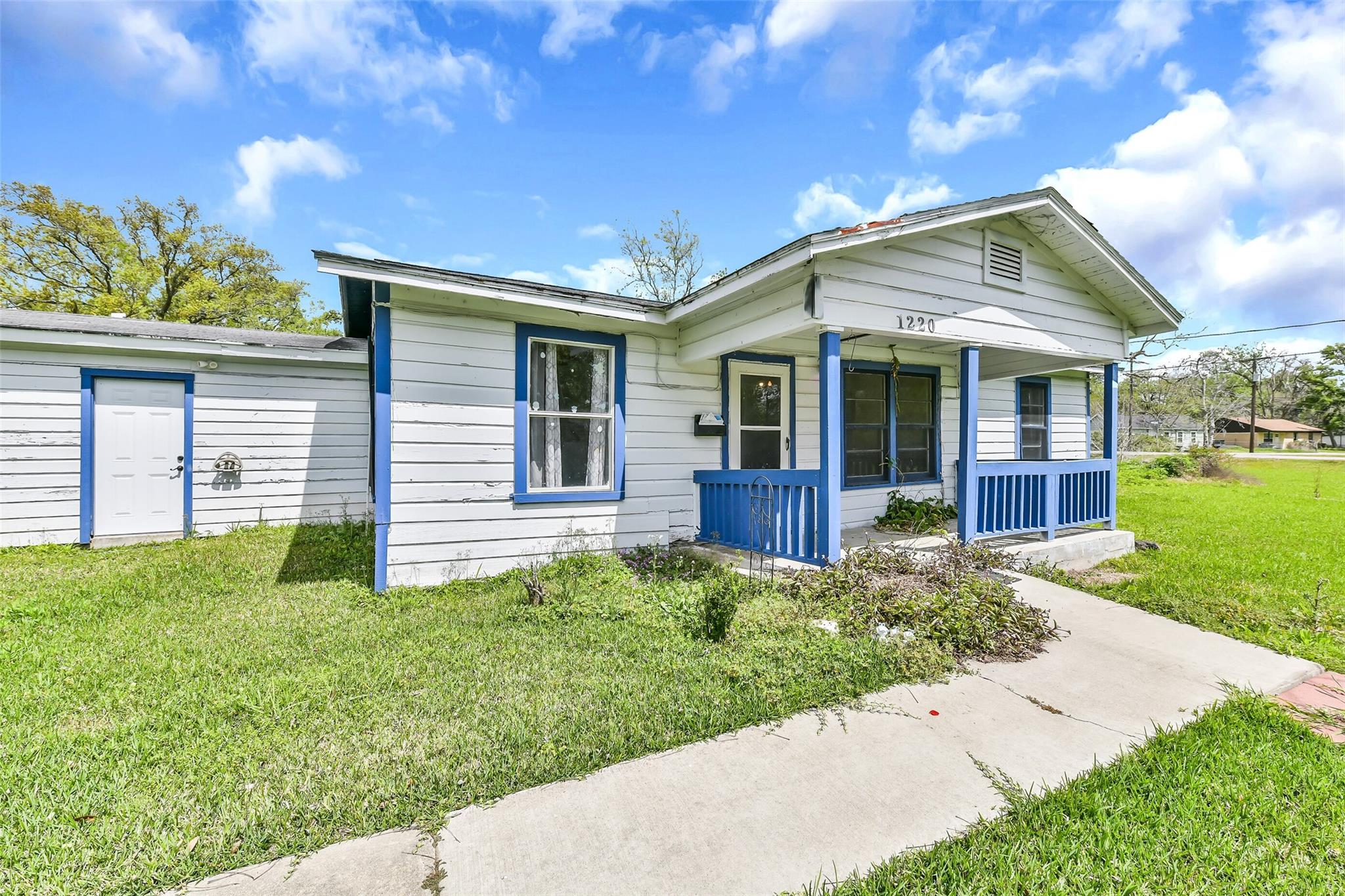 1220 Pecan Street