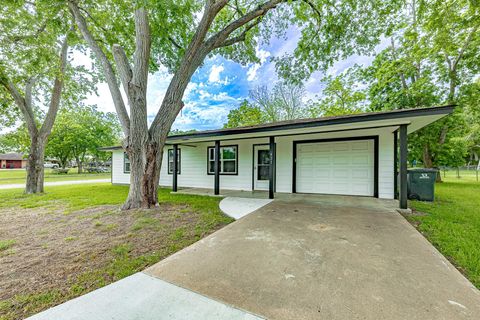 Photo of 421 W Runk Street, Shiner, TX 77984 (MLS # 15150675)