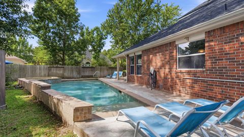 Tiny photo for 2 Camborn Place, The Woodlands, TX 77384 (MLS # 81254536)