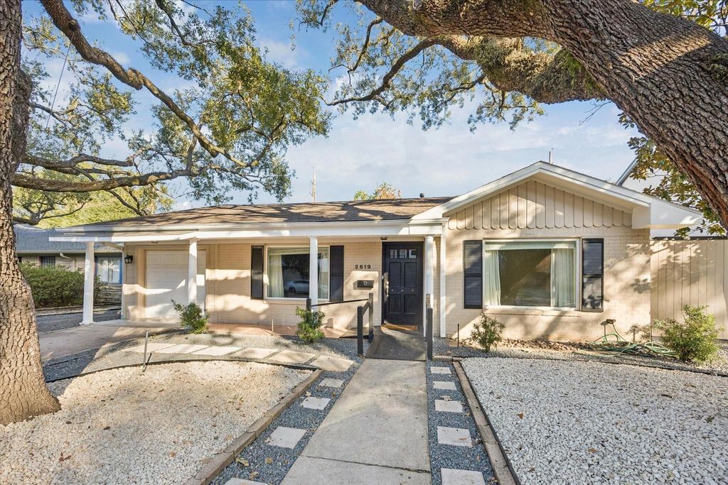 Photo of 2619 Eastgrove Lane, Houston, TX 77027 (MLS # 32405545)