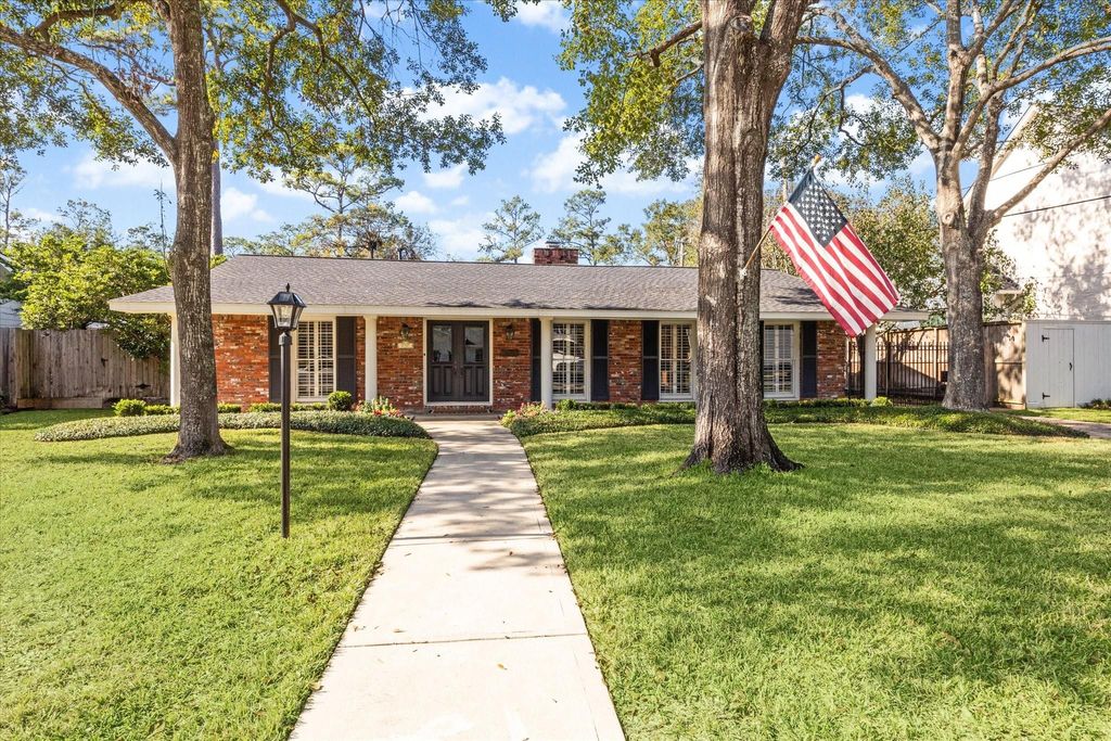 Photo of 737 Country Lane, Houston, TX 77024 (MLS # 21580135)